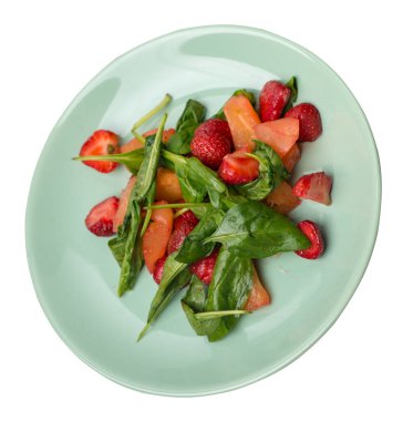 Çilekli salata, ananas ve tabakta ıspanak. Beyaz arka planda izole edilmiş meyve vejetaryen salatası. Vejetaryen salatası.