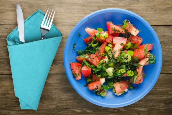 Comida Vegetariana Placa Azul Com Garfo Faca Vista Superior Tomates — Fotografia de Stock