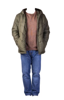 Fermuarlı koyu mavi ceket, kahverengi kazak ve beyaz arka planda izole edilmiş mavi kot pantolon. Sıradan moda kıyafetleri.