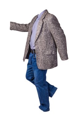 Mor gömlekli ve beyaz arka planda izole edilmiş mavi kotlu gri düğmeli erkek ceketi. Sıradan stil