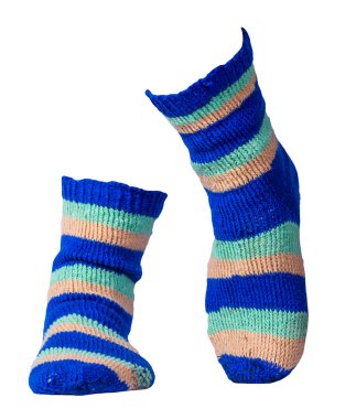 Beyaz arka planda yünlü mavi, turkuaz, bej çizgili çoraplar. kış aksesuarları