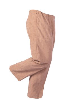 Kadınlar beyaz arka planda izole edilmiş açık kahverengi pantolonlar giyerler.