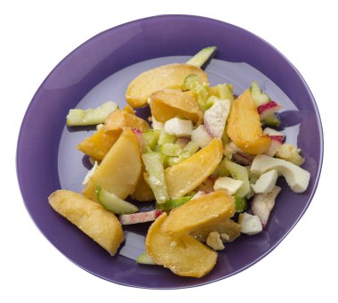 Beyaz arka planda izole edilmiş bir tabakta sebzeli patates dilimleri. abur cubur Köy yemekleri. Sebzeli patates..