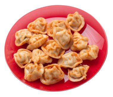 Beyaz arka planda izole edilmiş bir tabakta hamur köftesi. Domates soslu börek. Hamur köftesi üst görünüm