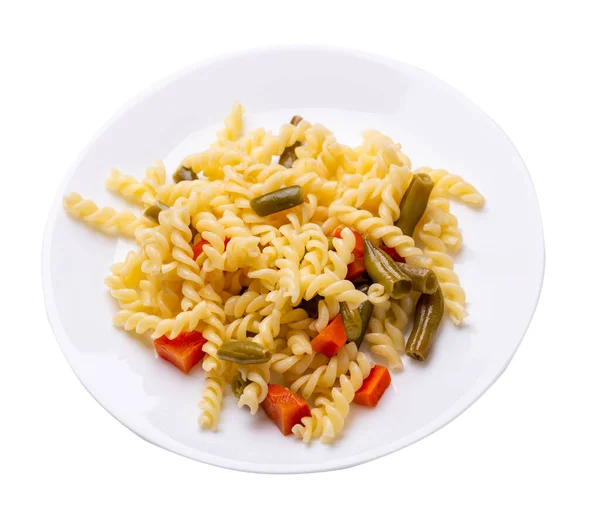 意大利面 白盘上有大蒜和胡萝卜 背景为白色 地中海厨房 可俯瞰蔬菜的意大利面 — 图库照片