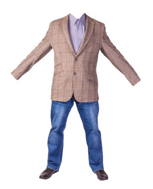 Erkek düğmesi açık kahverengi ceket, erkek kot pantolon, siyah deri ayakkabılar ve beyaz arka planda izole edilmiş mor gömlek.