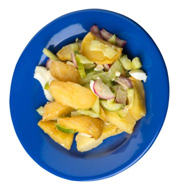 Beyaz arka planda izole edilmiş bir tabakta sebzeli patates dilimleri. abur cubur Köy yemekleri. Sebzeli patates..