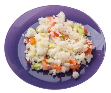 Beyaz arka planda izole edilmiş bir tabakta sebzeli pirinç. Domatesli pilav, salatalık ve soğan. Sağlıklı kahvaltı pirinci.