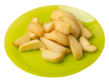 Tabakta kızarmış patates parçaları. Kızarmış patates sebzeleri beyaz arka planda izole edilmiş. Kırsal gıda üst görünümü