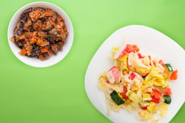 Sağlıklı yemek. Beyaz tabakta vejetaryen tahtaları. Yengeç salatası, salatalık, mısır, domates ve salata..