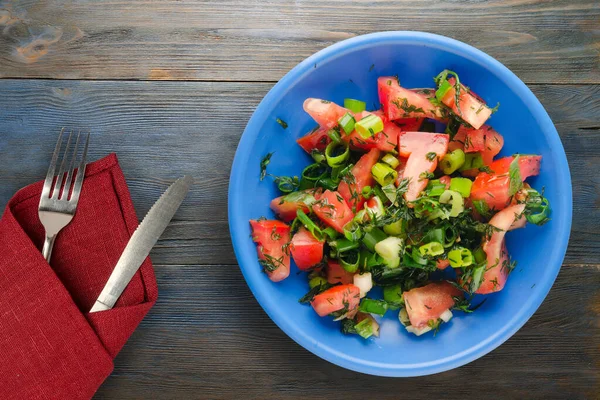 Comida Vegetariana Com Faca Garfo Tomates Cebola Funcho Placa Azul — Fotografia de Stock