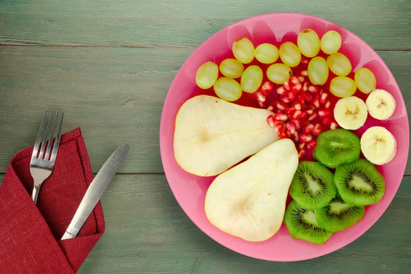 Frukt Mix Päron Kiwi Druvor Banan Granatäpple Grön Trä Bakgrund — Stockfoto