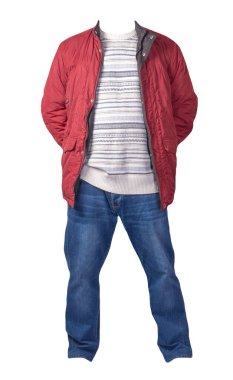 Kırmızı ceket, beyaz mavi gri kazak ve beyaz arka planda izole edilmiş mavi kot pantolon. Sıradan moda kıyafetleri.