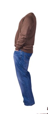 Beyaz arka planda izole edilmiş erkek kazağı ve mavi kot pantolon. Günlük kıyafetler.