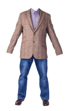 Erkek düğmesi açık kahverengi ceket, erkek kot pantolon, siyah deri ayakkabılar ve beyaz arka planda izole edilmiş mor gömlek.