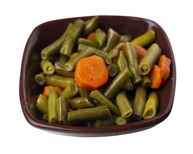 Kahverengi tabakta sarımsaklı ve havuçlu yeşil fasulyeler beyaz arka planda izole edilmiş. Havuç manzaralı yeşil fasulyeler. sağlıklı vejetaryen yemekleri