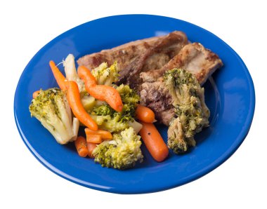 Brokoli lahana, havuç ve sarımsaklı ızgara domuz pirzolası. Beyaz arka planda izole edilmiş sebzeli kızarmış domuz pirzolası. Yürekli kırsal yiyecek üst görünüm