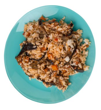 Kabaklı pilav, domates ve biberli tabak. Beyaz arka planda izole edilmiş sebzeli pirinç. Sağlıklı vejetaryen yemeği. Asya mutfağı üst görünümü