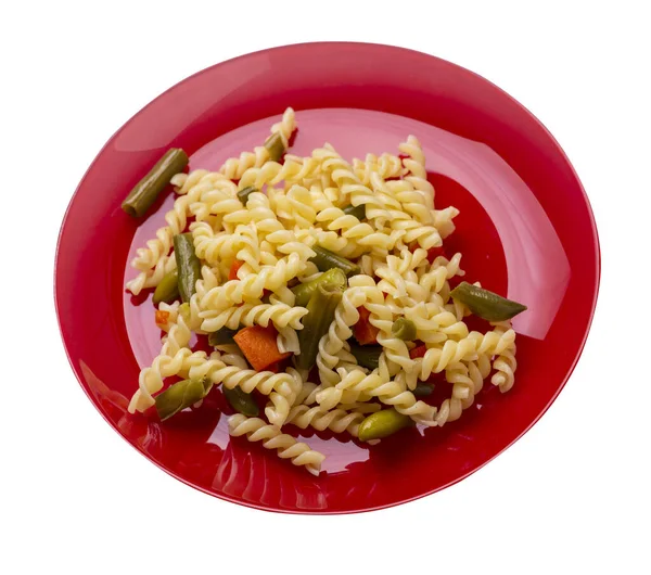 白い背景に隔離された赤いプレートにニンジンと緑の豆とパスタ 地中海料理 野菜とパスタ Top View — ストック写真