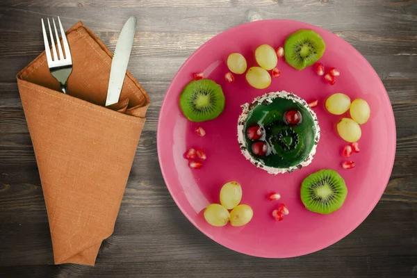 Dessert Tårta Och Frukt Druvor Kiwi Granatäpple Svart Trä Bakgrund — Stockfoto