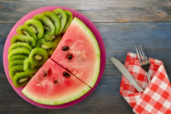 Watermeloen Kiwi Gesneden Een Rode Plaat Met Vork Mes Fruitsalade — Stockfoto