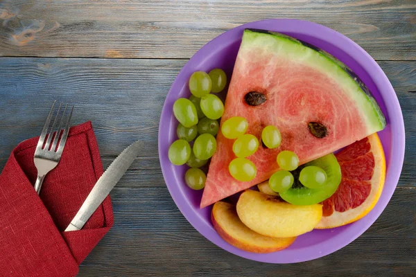 Sliced Fruit Blue Wooden Background Sliced Fruit Purple Plate Whit — Stock Photo, Image