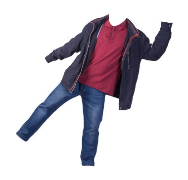 Fermuarlı koyu mavi ceket, koyu kırmızı gömlek ve beyaz arka planda izole edilmiş mavi kot pantolon. Sıradan moda kıyafetleri.