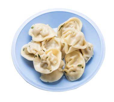 Beyaz arka planda izole edilmiş açık mavi tabakta hamur köfteleri. Dereotlu et köfteleri.