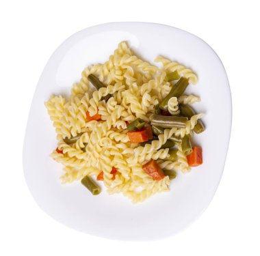 Beyaz arka planda izole edilmiş sarımsaklı ve havuçlu yeşil fasulyeli makarna. Akdeniz Mutfağı. sebzeli makarna..