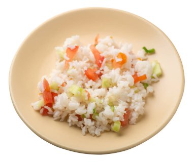 Beyaz arka planda izole edilmiş bir tabakta sebzeli pirinç. Domatesli pilav, salatalık ve soğan. Sağlıklı kahvaltı pirinci.