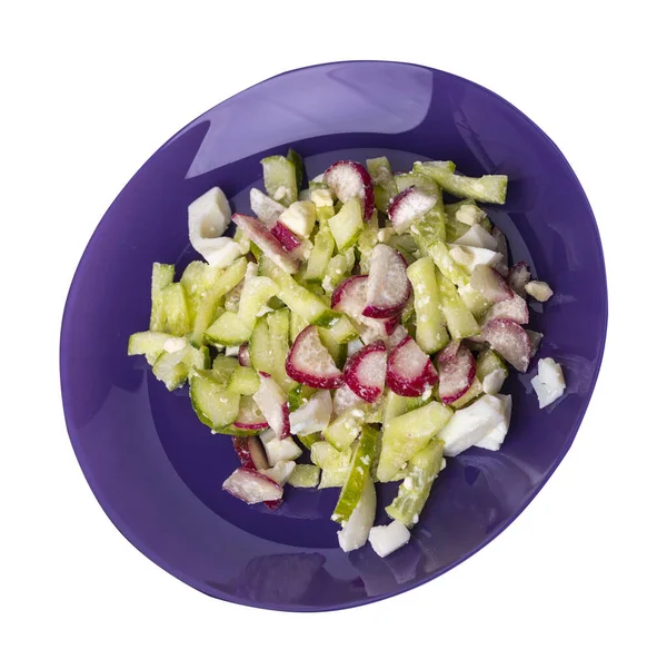 Saláta Uborkával Tojás Lila Tányéron Izolált Fehér Háttér Egészséges Étel — Stock Fotó