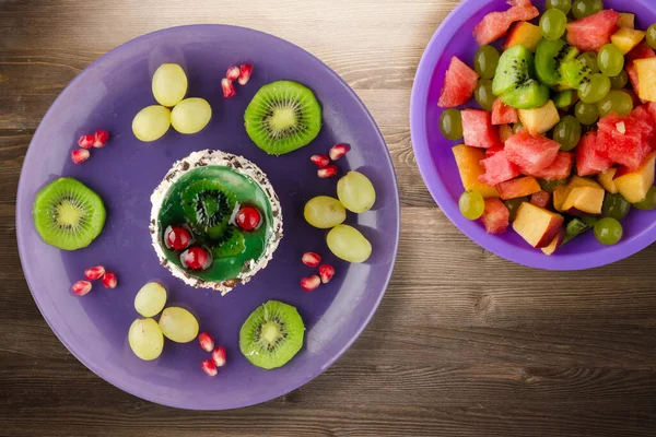 Sobremesa Bolo Uvas Frutas Kiwi Romã Fundo Madeira Marrom Sobremesa — Fotografia de Stock