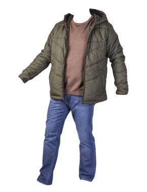 Fermuarlı koyu mavi ceket, kahverengi kazak ve beyaz arka planda izole edilmiş mavi kot pantolon. Sıradan moda kıyafetleri.