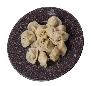 Kahverengi tabakta hamur köfteleri beyaz arka planda izole edilmiş. Kaynamış hamur köfteleri.