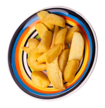 Kızarmış patates dilimleri beyaz, siyah, sarı tabakta. Kızarmış patates sebzeleri beyaz arka planda izole edilmiş. Kırsal yiyecekler üst görünüm