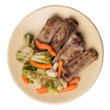 Brokoli lahana, havuç ve sarımsaklı ızgara domuz pirzolası. Beyaz arka planda izole edilmiş sebzeli kızarmış domuz pirzolası. Yürekli kırsal yiyecek üst görünüm