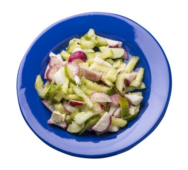 Salatalıklı salata ve mavi tabakta yumurta. Beyaz arka planda izole edilmiş. Sağlıklı yemek. Vejetaryen yemeği. Asya mutfağı