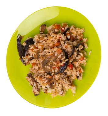 Kabaklı pilav, domates ve biberli tabak. Beyaz arka planda izole edilmiş sebzeli pirinç. Sağlıklı vejetaryen yemeği. Asya mutfağı üst görünümü