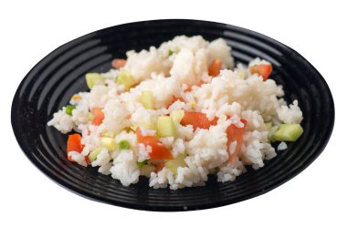 Beyaz arka planda izole edilmiş bir tabakta sebzeli pirinç. Domatesli pilav, salatalık ve soğan. Sağlıklı kahvaltı pirinci.