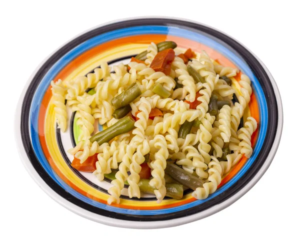 파스타에 바탕에는 검은색의 붉은색의 노란색 접시가 지중해식 야채가 위쪽으로 보이는 — 스톡 사진