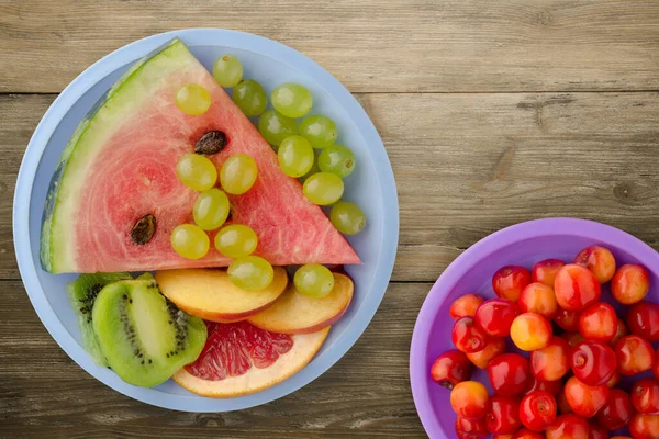 Obst Scheiben Geschnitten Auf Einem Hölzernen Hintergrund Geschnittene Früchte Auf — Stockfoto