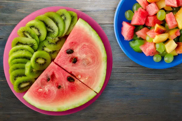 Watermeloen Kiwi Gesneden Een Rode Plaat Met Fruitsalade Een Blauw — Stockfoto