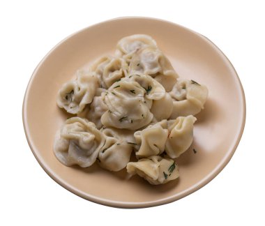 Beyaz arka planda izole edilmiş açık kahverengi tabakta köfteler. Kaynamış hamur köfteleri. Dereotlu et köfteleri.