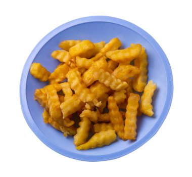 Açık mavi tabakta patates kızartması. Beyaz arka planda izole edilmiş. Üst tabakta patates kızartması. Abur cubur. Fast food