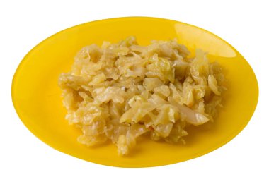 Beyaz arka planda izole edilmiş tabaktaki ağır lahana. Ağır ateşte pişmiş lahana. Sağlıklı yemek. Verimli yiyecekler