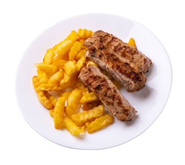 Kızarmış domuz pirzolası ve patates kızartması. Beyaz arka planda patates kızartmalı domuz pirzolası. Patatesli pirzola.