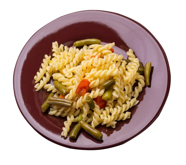 意大利面 配上大蒜和胡萝卜 放在褐色盘子上 白色背景隔离 地中海厨房 有蔬菜的面食 — 图库照片