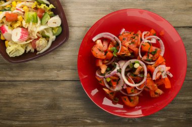 Vejetaryen yemeği. Domates, soğan, kırmızı tabakta rezene kahverengi ahşap arka planda. sağlıklı yiyecekler