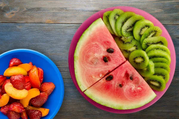 Wassermelone Und Kiwi Scheiben Geschnitten Auf Einem Roten Teller Mit — Stockfoto