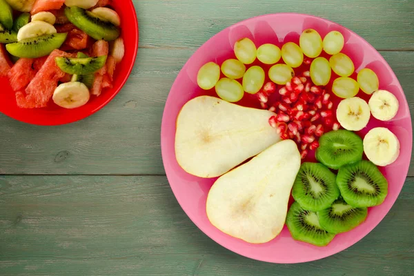 Frukt Mix Päron Kiwi Druvor Banan Granatäpple Grön Trä Bakgrund — Stockfoto